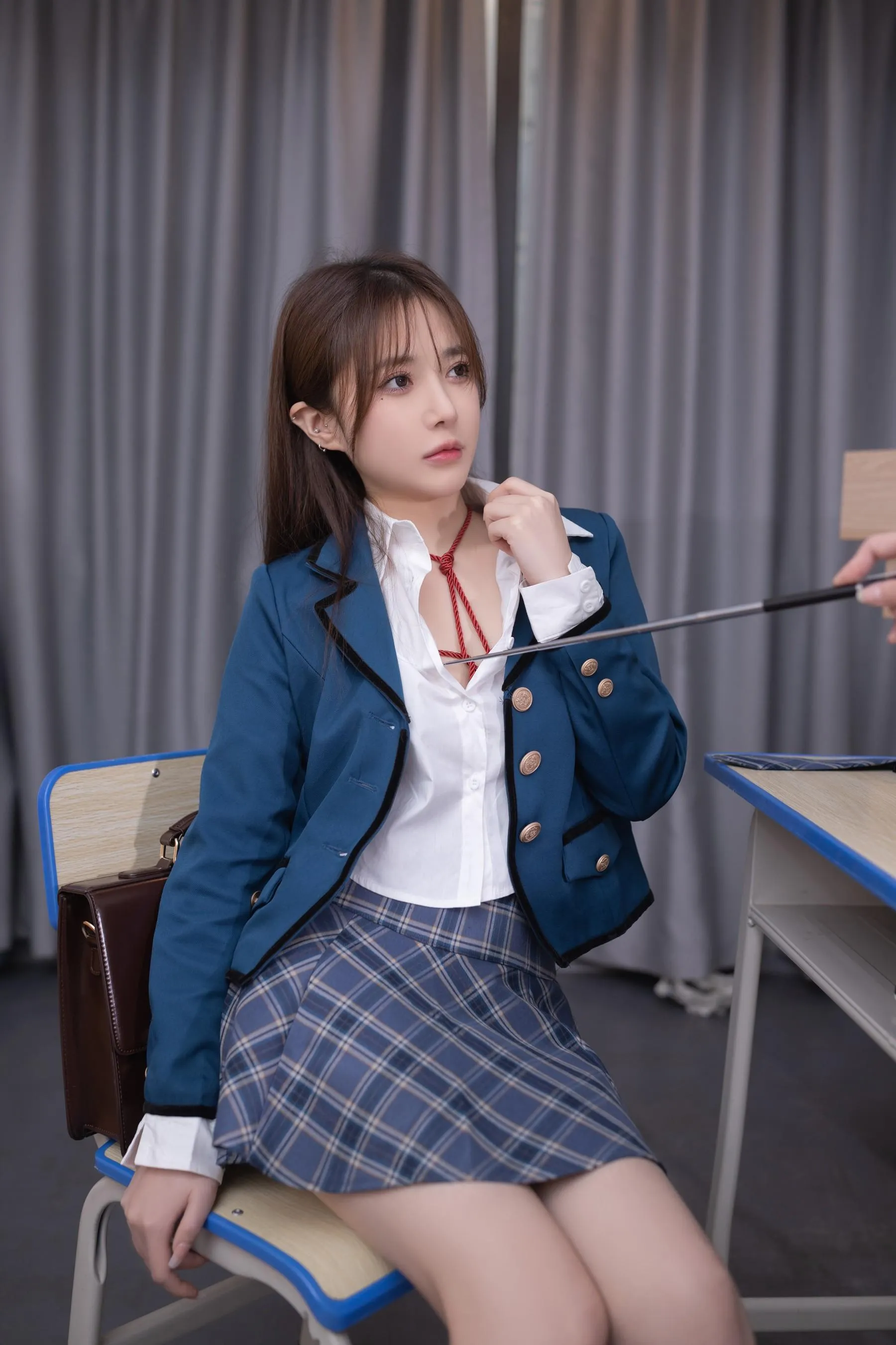 NO.0012 秀人名模鱼子酱Fish内部私购未上架《教室剧情》写真 [67P]插图2